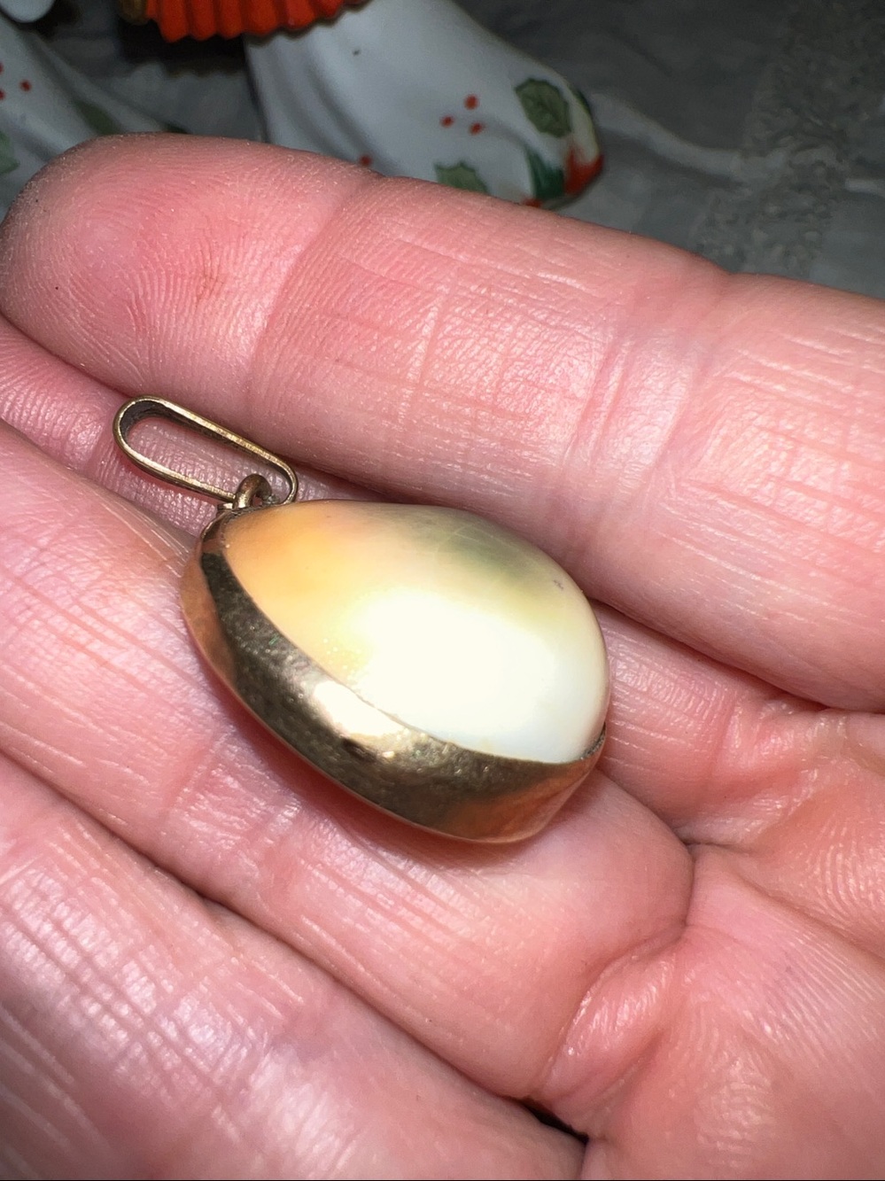 8.2g Heavy 14k gold Gomati Chakra shell pendant